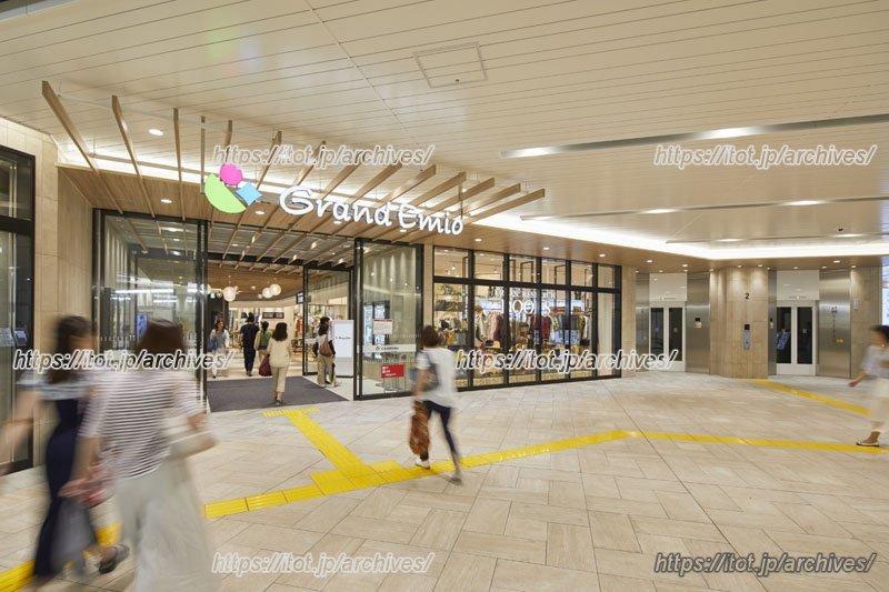 駅改札階のエントランス