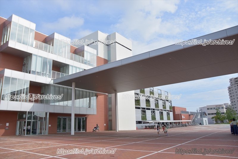 「アンフォーレ」前には広いスペースがあり子どもたちが遊ぶ姿が見られる