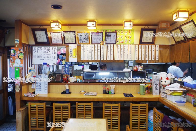 店内には、店に訪れた著名人のサインが多数並んでいる