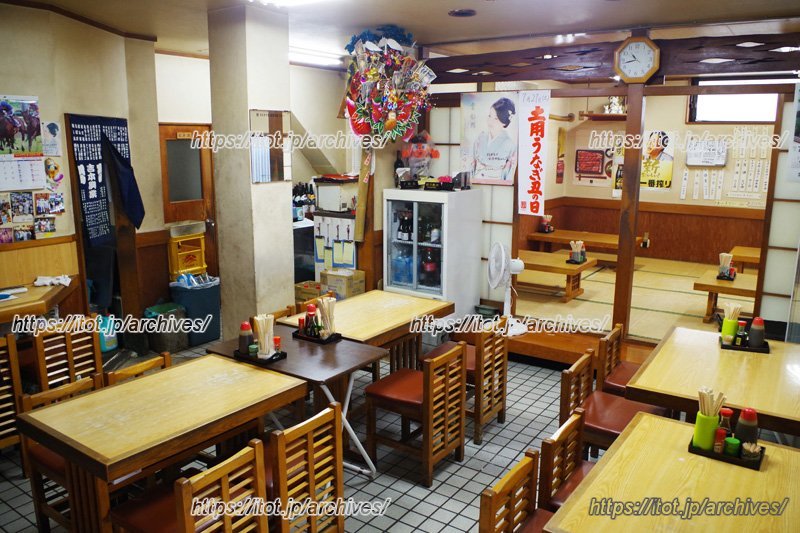 テーブル席、座敷席の他、一人飲みも気軽にできるカウンタ―席も配備