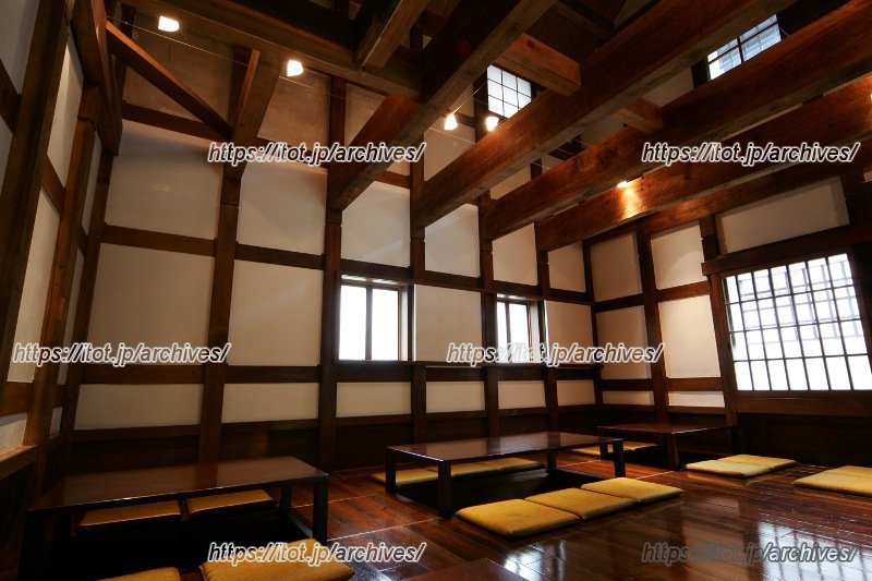 和モダンな雰囲気の店内