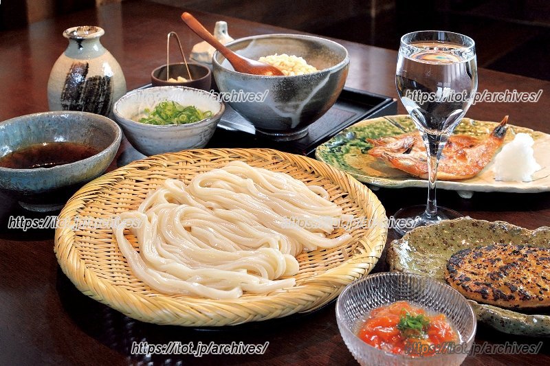 様々なお客さんが目当てに訪れるうどん