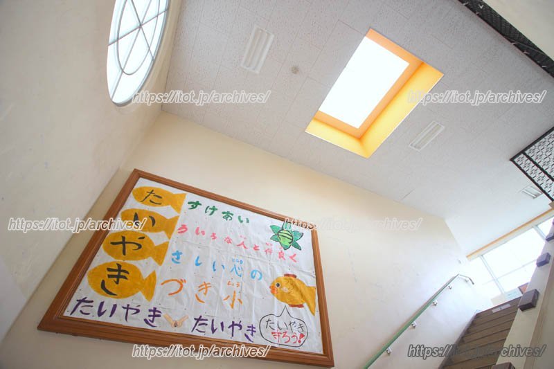 天窓から光が差し込む踊り場