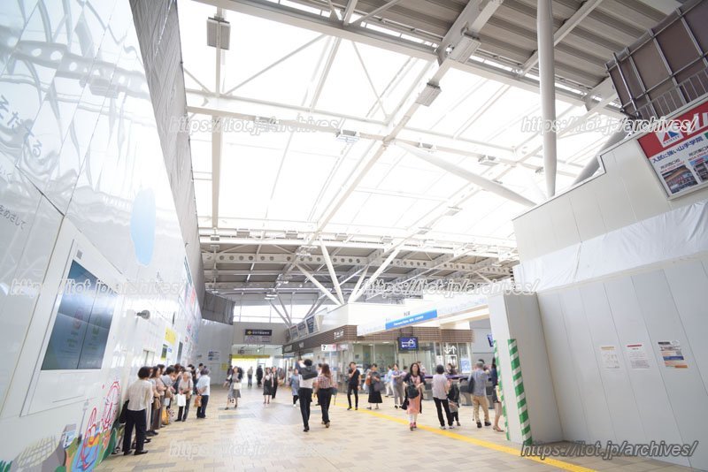 駅改札付近。写真左側ではⅡ期工事が進行中だ。