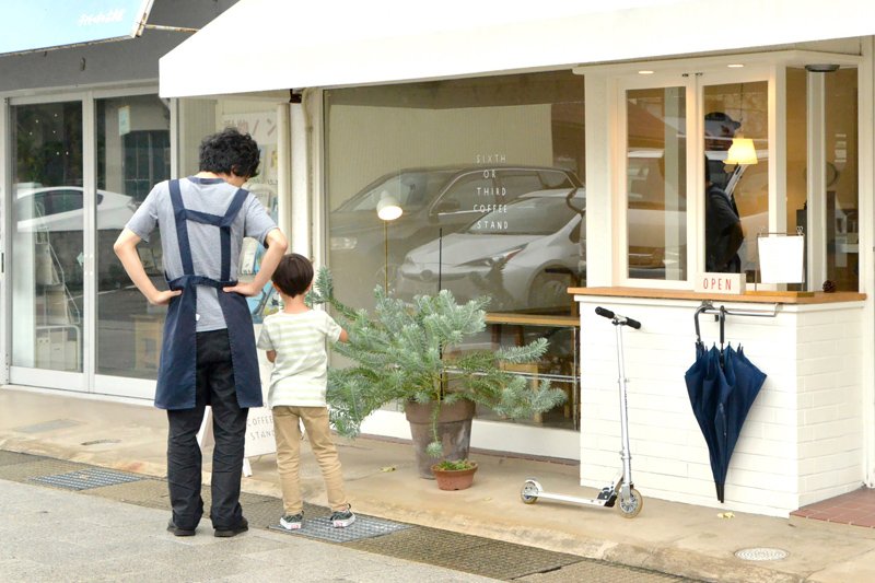 個性的な店が並ぶ長屋の&ldquo;端から数えて3軒目、反対側からは6軒目&rdquo;にある