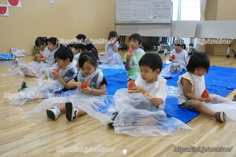 みんなでスイカを食べる