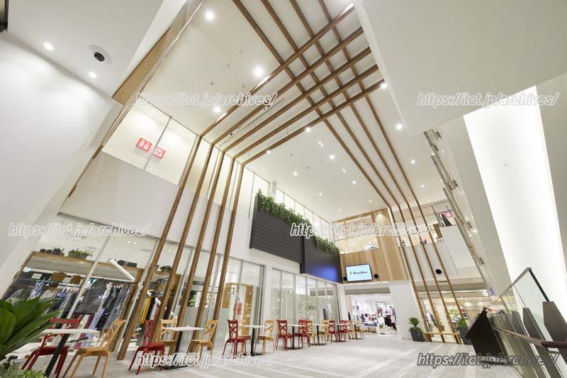 「グランエミオ所沢」2階の「ノースプラザ」には吹き抜けの開放的な空間が広がる