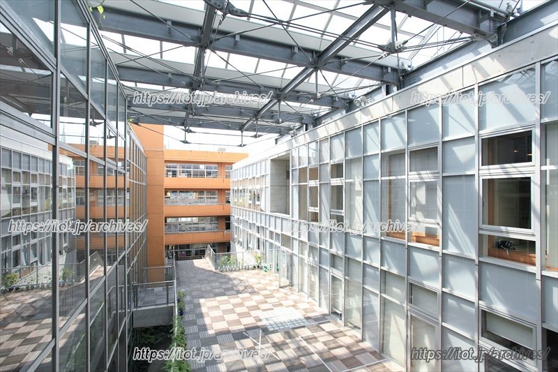 ガラス張りで、太陽光が広がる明るい施設