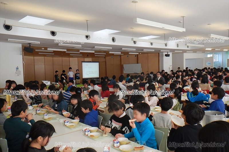 ランチルームでの会食(提供:芝園小学校)