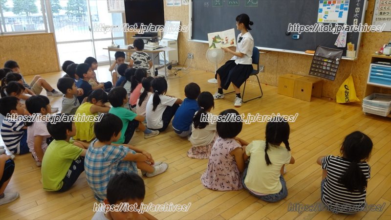 中学生による読み聞かせの様子(提供:芝園小学校)