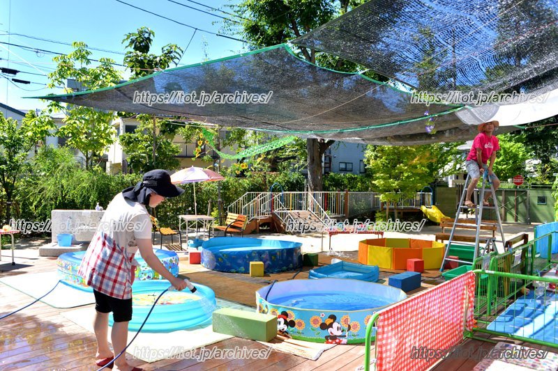 夏には水遊びもできる庭