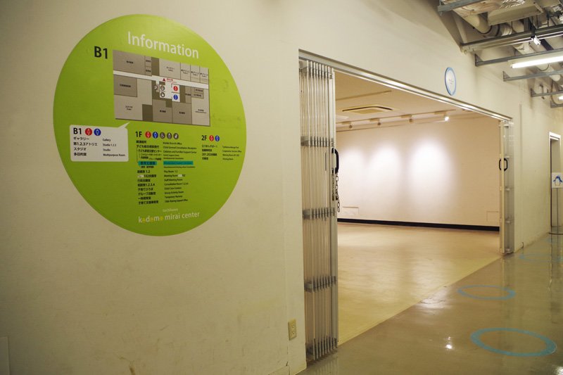 地下にはこのギャラリーの他、音楽機材や設備のある貸スタジオもある