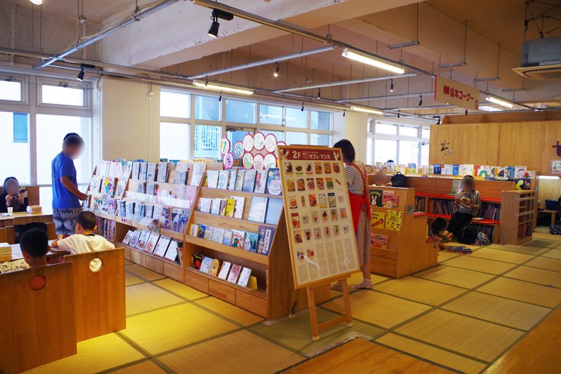 絵本コーナーには2千冊、全体で4万冊以上の書籍が揃う2階の「立川まんがぱーく」