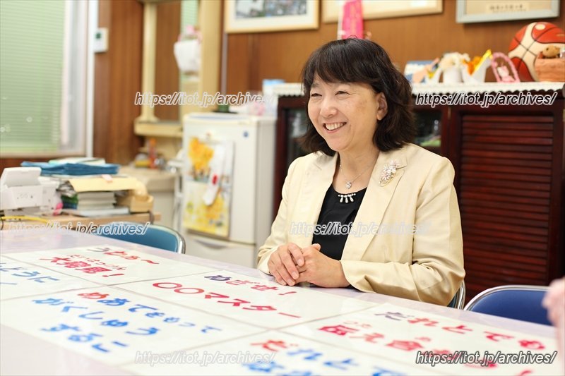 新しいスローガンを前に