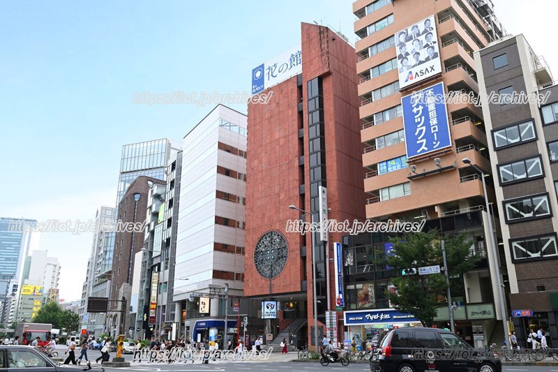 骨董通りを歩いていると突き当りに青山花茂ビルが見える