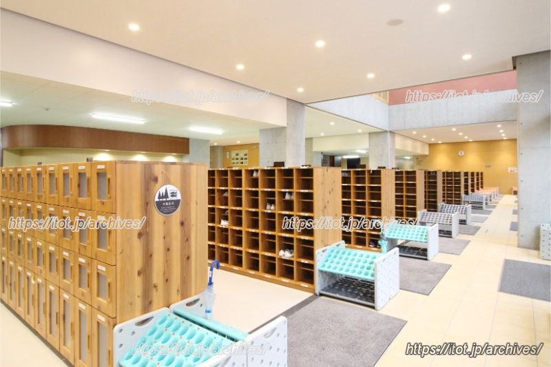 木のぬくもりにあふれる昇降口