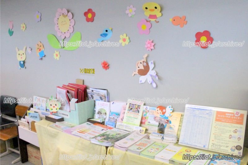 市役所本館4階の、子育て情報コーナー