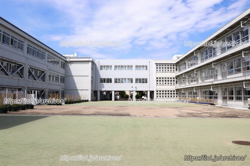 小学部棟の中庭