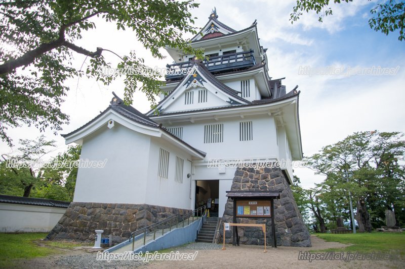 横手城跡に整備された「横手公園」内の模擬天守