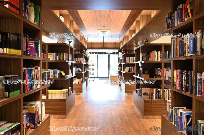 洋書の品揃えも豊富な「AGU Book Café」