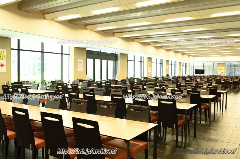 学食は席も多く用意されている