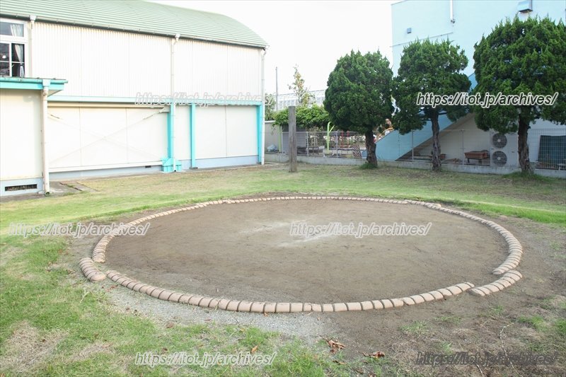校庭の一角にある土俵
