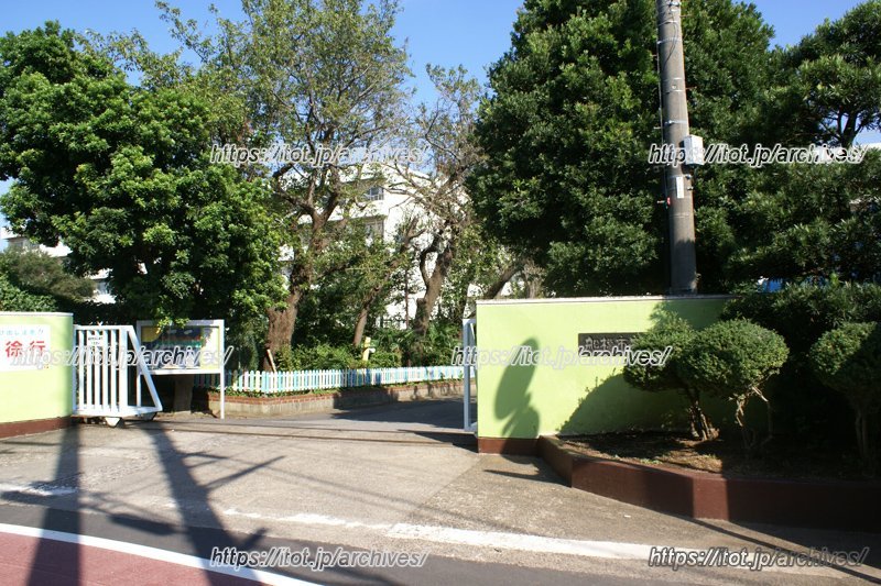 大穴北小学校の校門