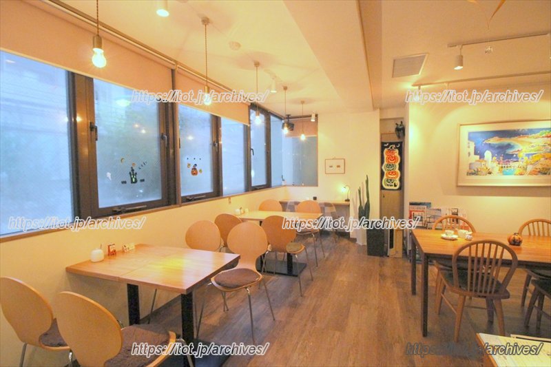 明るい外光が差し込む窓際の席