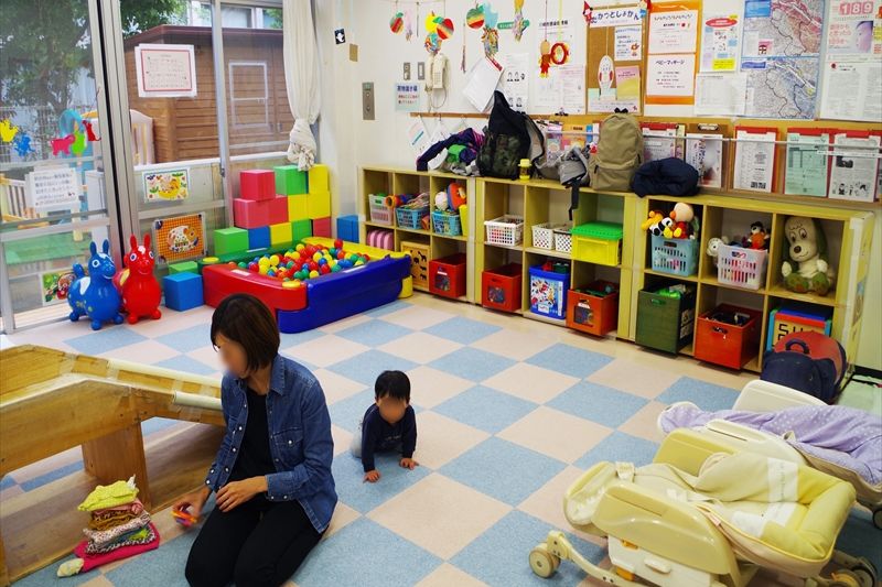 玩具や絵本、子育て雑誌もたくさんあるセンター内