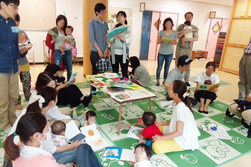 土曜日開催の際は、お父さんの参加も多い「絵本で子育て」