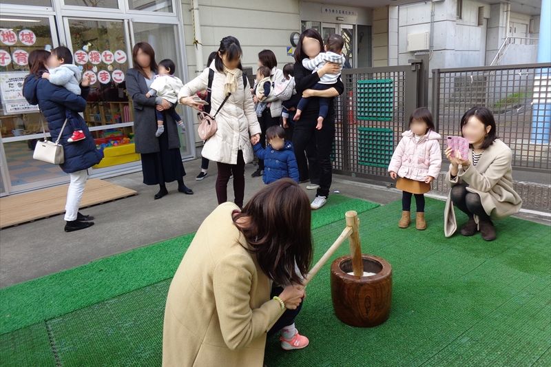子どもも大人も大はしゃぎのお餅つき