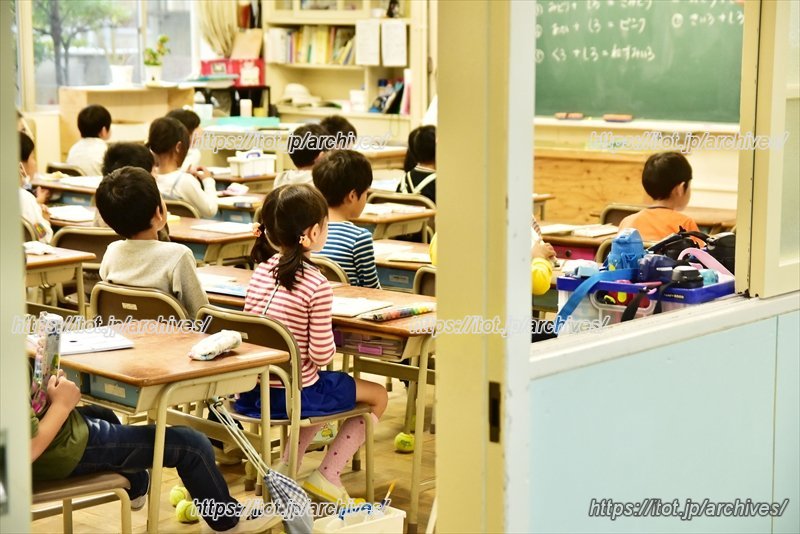 授業を真剣に聞く子どもたち