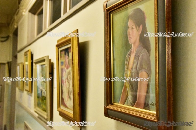 地域の人が作成した絵画が飾られた廊下