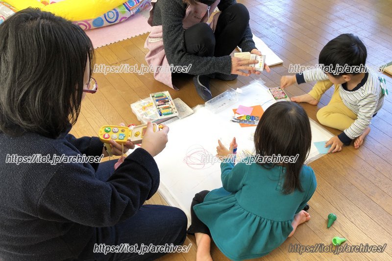 ひろばでお絵かきをして遊ぶ親子(湘南どんぐりひろばのブログより提供)