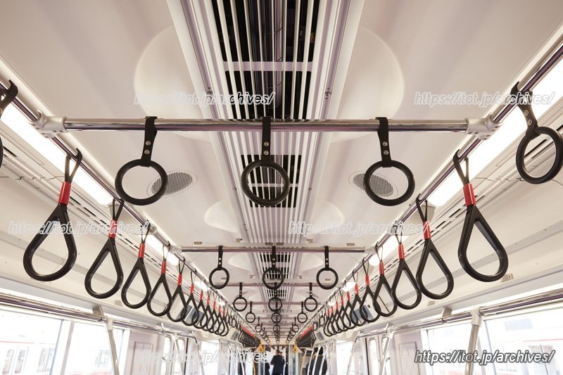 “丸”をモチーフにしたつり革