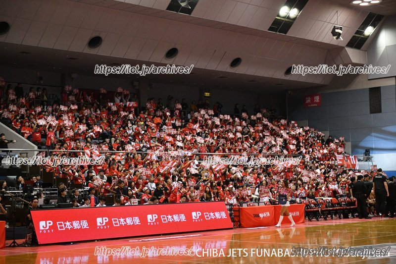 ホームでの試合時には、観客席がチームカラーの“ジェッツレッド”に染められる