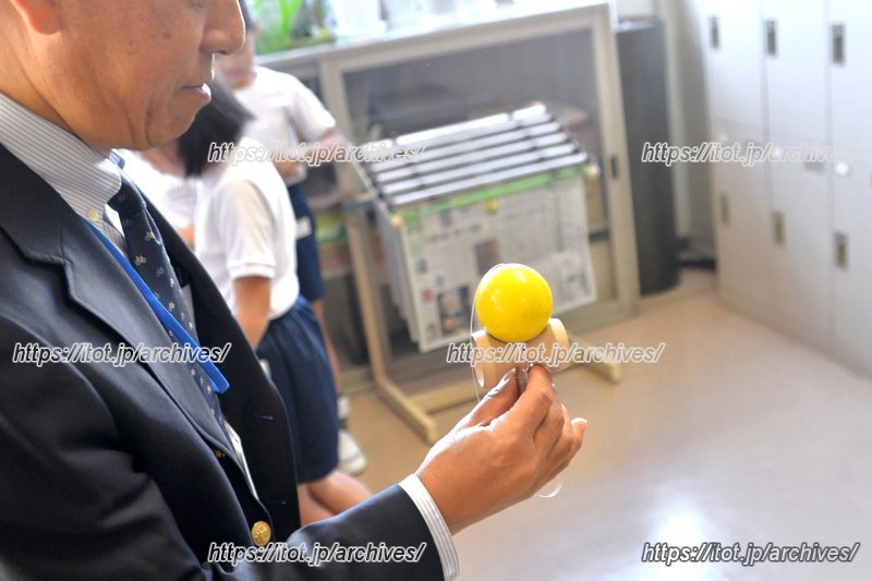 けん玉をする小林校長先生
