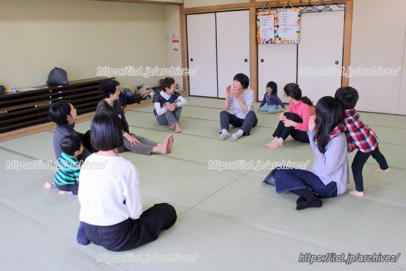 輪になっておしゃべり。お母さん同士の会話も弾む。