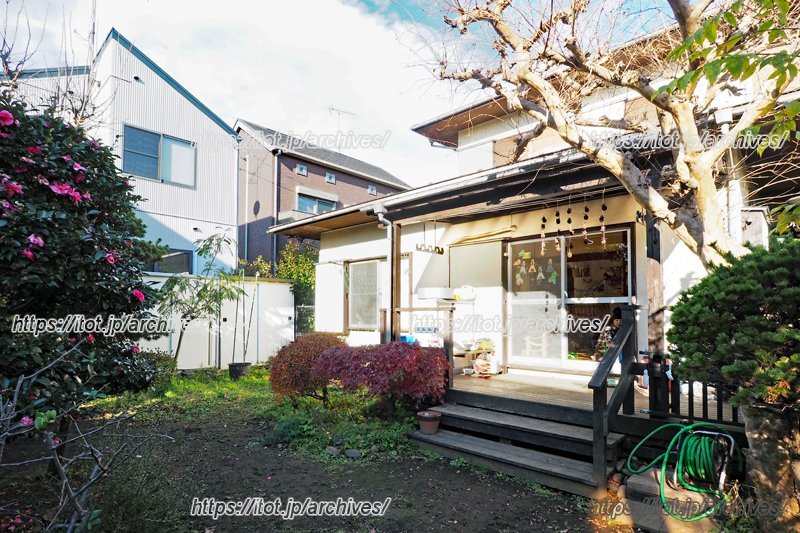 広い庭では、夏はプール、冬は焼き芋など楽しみがいっぱい