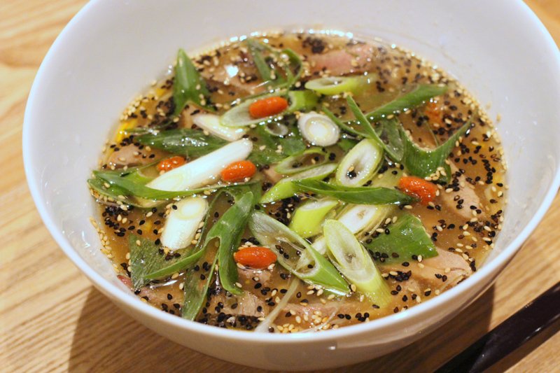 低温調理で仕上げたやわらかい鴨肉が絶品の鴨汁蕎麦