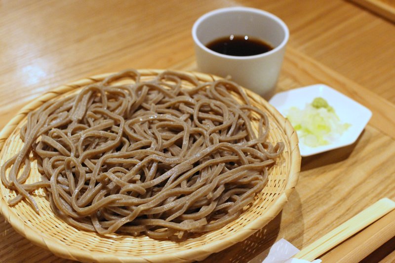 蕎麦の実を殻ごと使った玄挽き蕎麦
