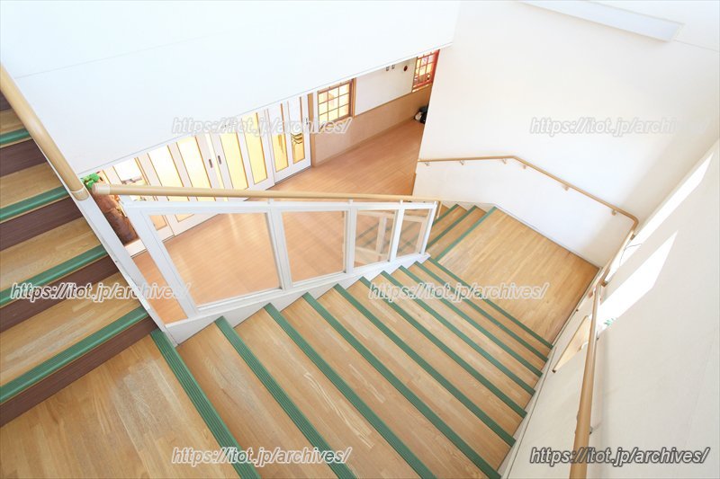 新しい園舎はぬくもりある木の造り