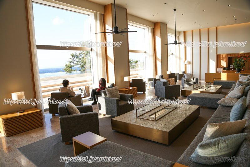 「ホテルシーモア」1階にある海が見渡せるラウンジ