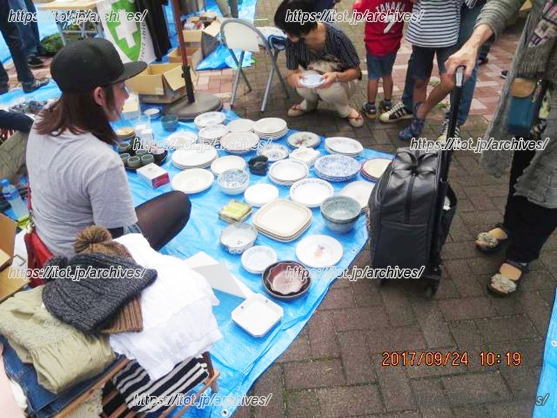 フリーマーケットでは買い物を通じて会話も弾む