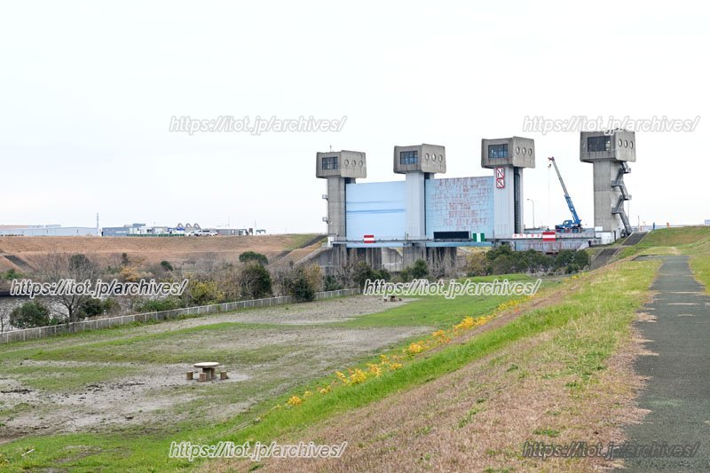 「岩淵水門」（青水門）