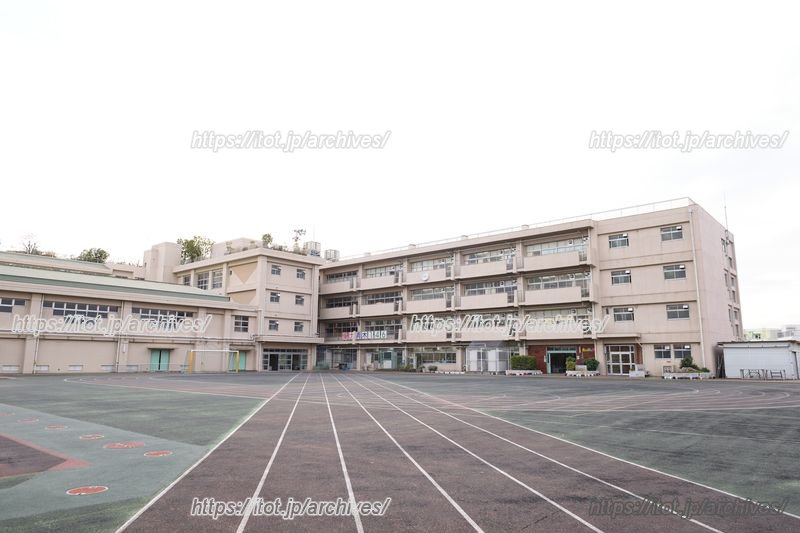 広い校庭と校舎