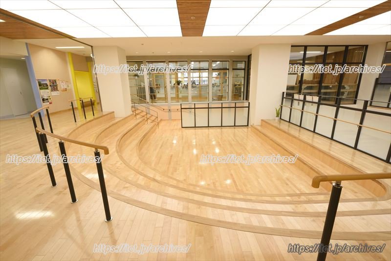 校内は木材を多用した温かみのあるデザイン