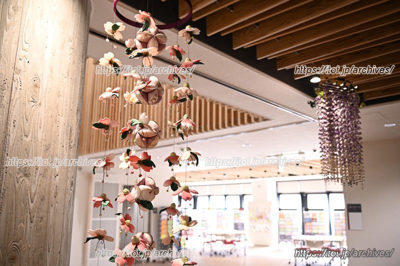 １階ロビーの花のつるし飾り