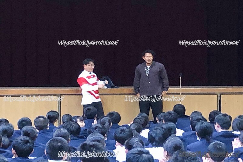 校内で行われた山中選手(右)によるスペシャルトークョー