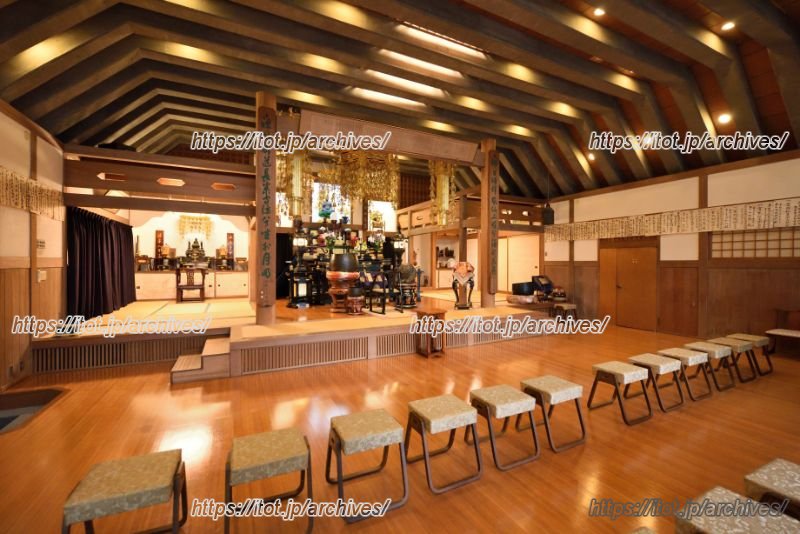 座禅の体験に訪れるのは日本人のみならず外国人も多い